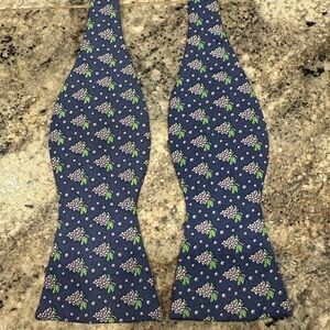 Vineyard Vines green 100% silk Grapes self-tie Handmade Bow tie